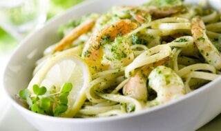 Linguine mit Garnelen und Tomatensalat