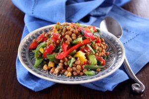 Linsensalat mit Paprika und Gurke