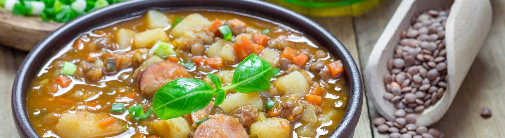 Linsensuppe mit Kartoffeln, Möhren und Mettwurst