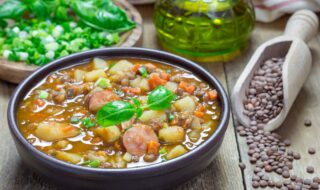 Linsensuppe mit Kartoffeln, Möhren und Mettwurst