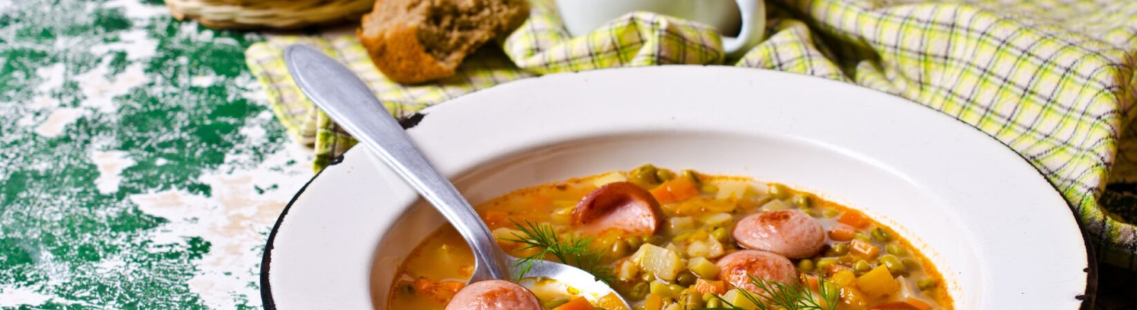 Linsensuppe mit Kartoffeln, Lauch, Möhren und Bockwurst