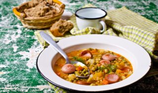 Linsensuppe mit Kartoffeln, Lauch, Möhren und Bockwurst