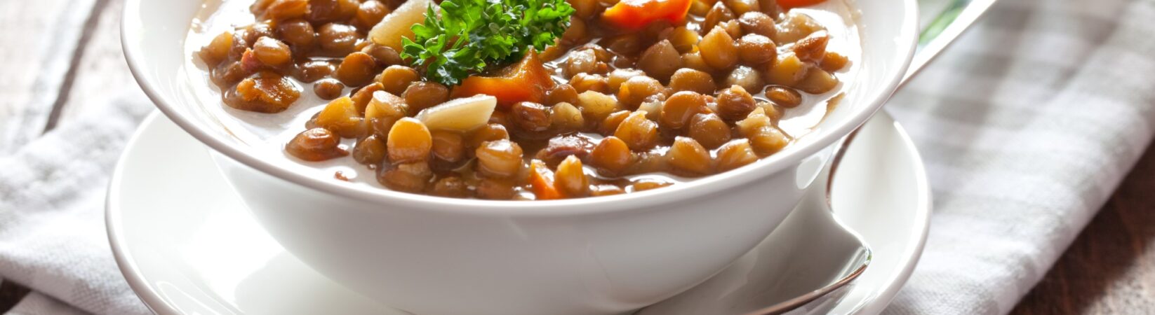 Linsensuppe mit Kartoffeln und Möhre