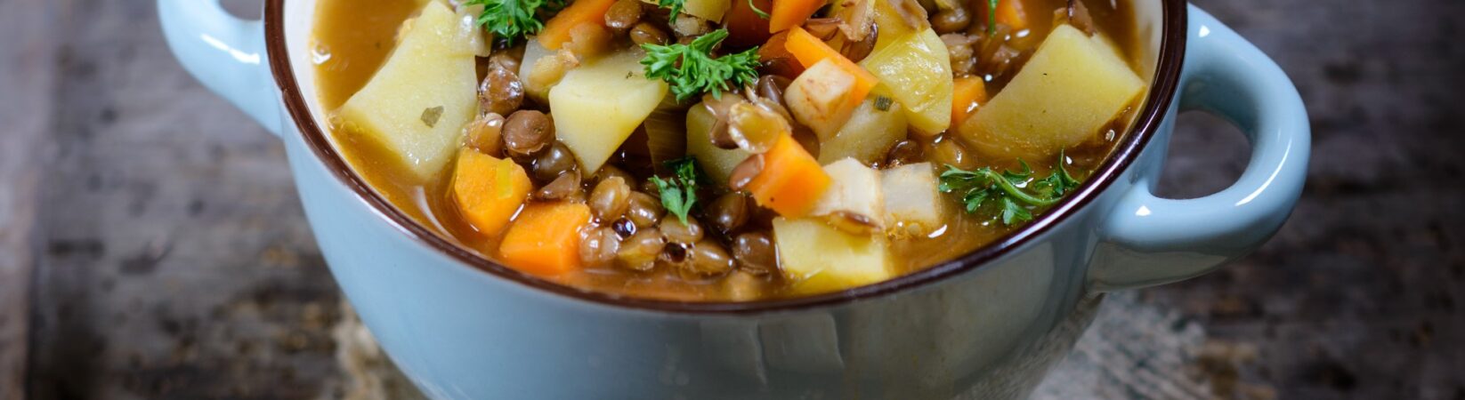 Linsensuppe mit Kartoffeln und Möhren