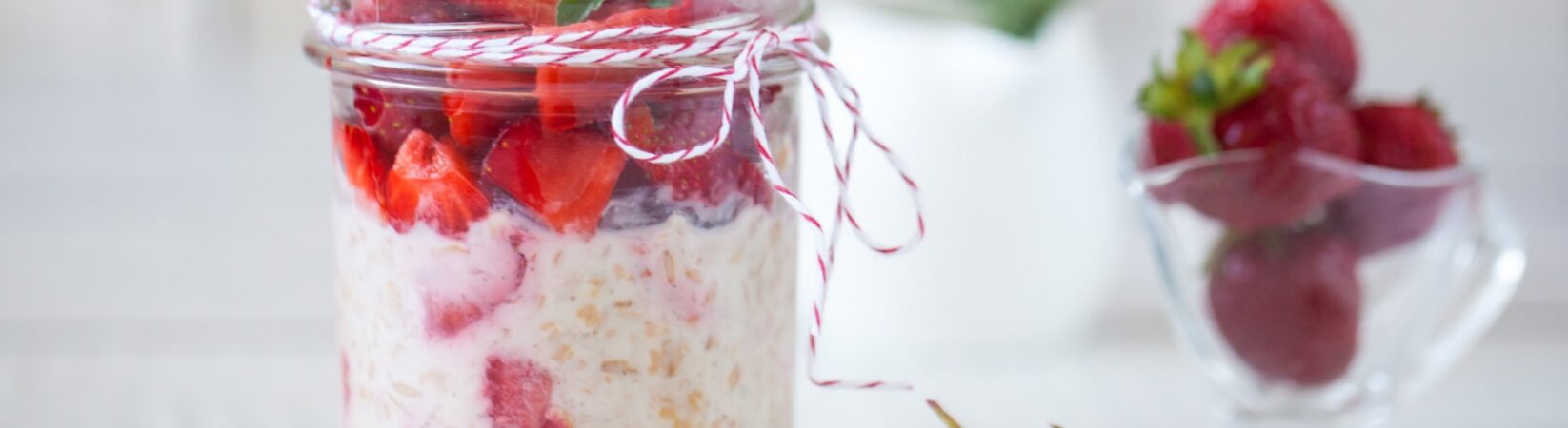 Porridge mit Erdbeeren und Erdnussmus-Milch