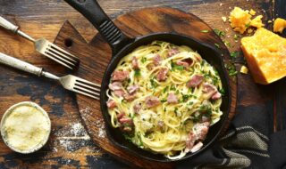 Spaghetti-Carbonara mit Salat