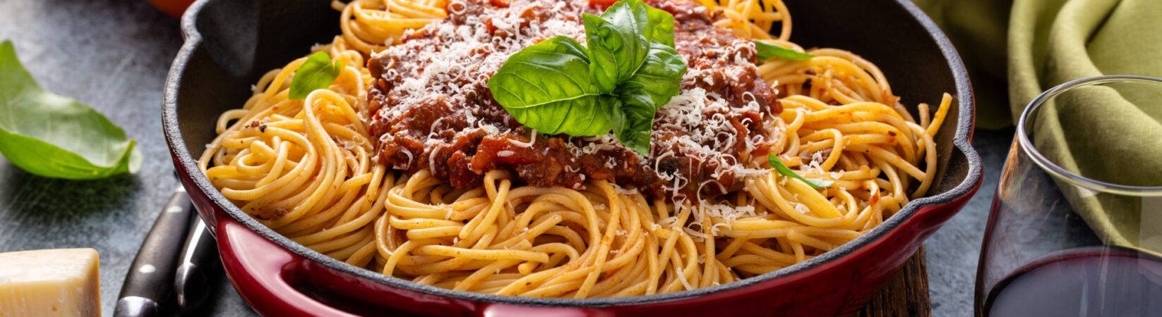 Mais-Spaghetti mit Linsen-Bolognese