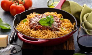 Mais-Spaghetti mit Linsen-Bolognese