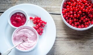 Quarkcreme mit Johannisbeeren