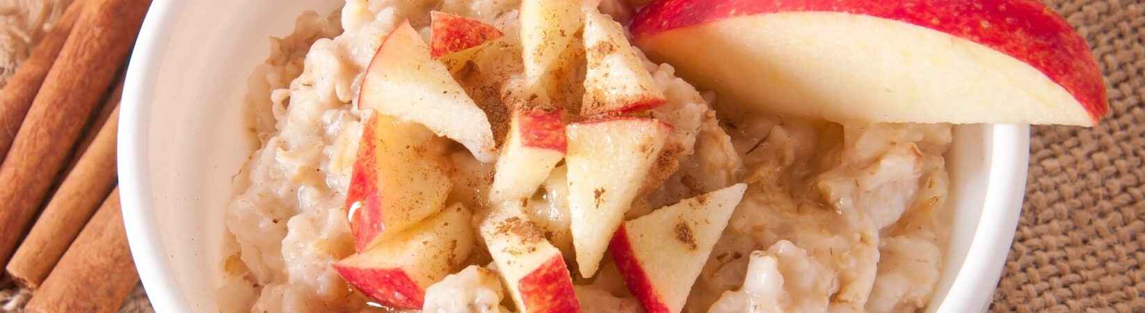 Porridge mit Apfel, Quark und Zimt