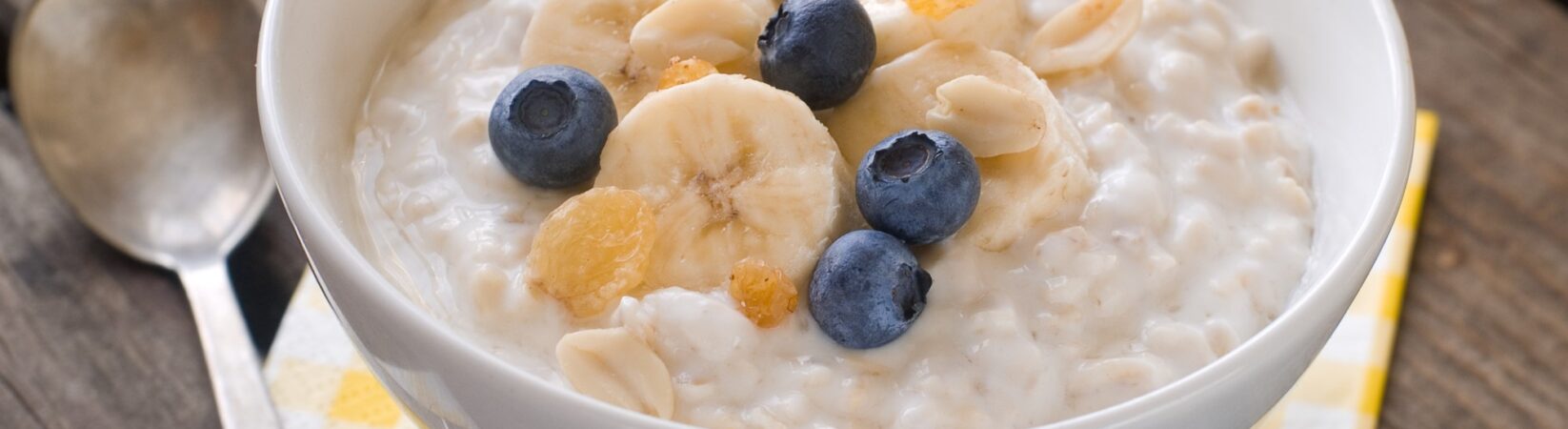 Porridge mit Orange, Banane und Blaubeeren