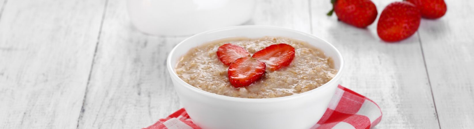 Mandelmehl-Porridge mit Erdbeeren