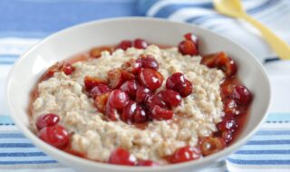 Mandelmilch-Porridge mit heißen Kirschen