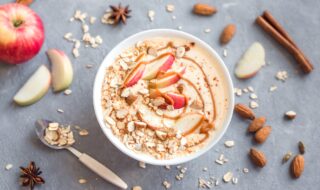 Mandeljoghurt mit Apfelspalten und Haferflocken