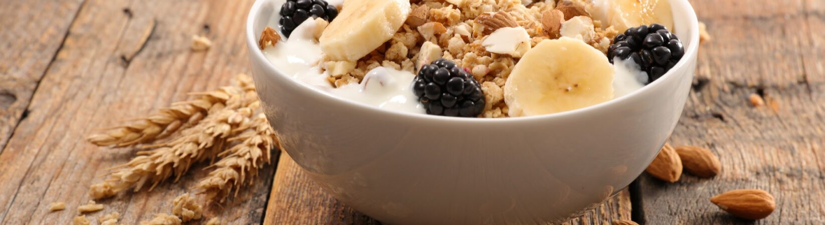 Mandeljoghurt mit Buchweizenflocken, Banane und Brombeeren