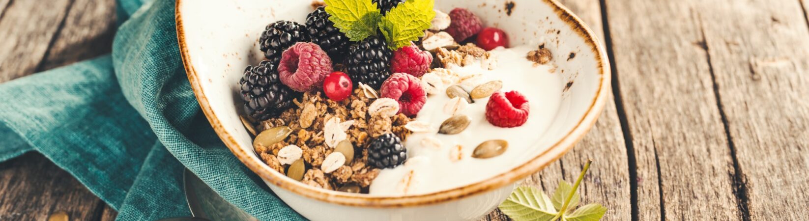 Mandeljoghurt mit Buchweizenflocken, Beeren und Sonnenblumenkernen