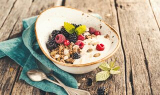 Mandeljoghurt mit Buchweizenflocken, Beeren und Sonnenblumenkernen