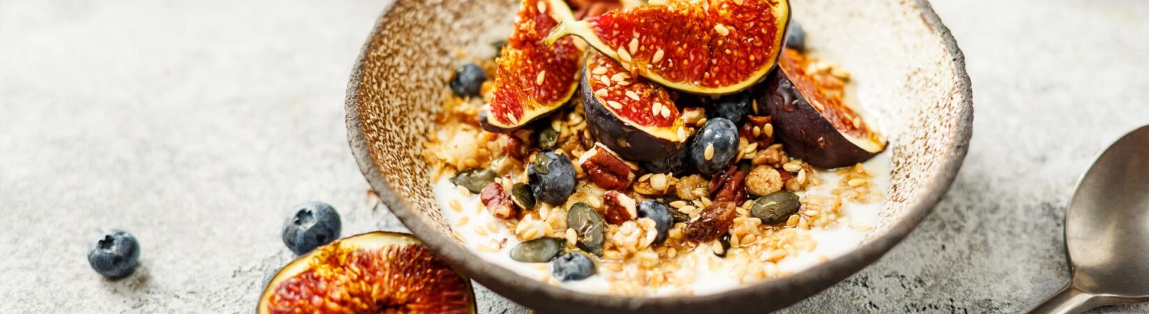 Mandeljoghurt mit Feigen, Blaubeeren und Granola