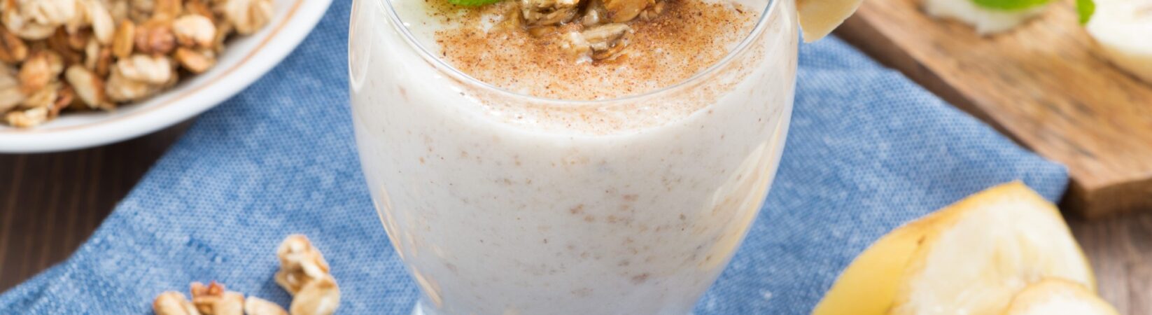 Mandelmilchshake mit Banane, Quark und Haferflocken