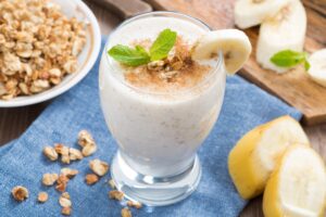 Mandelmilchshake mit Banane, Quark und Haferflocken