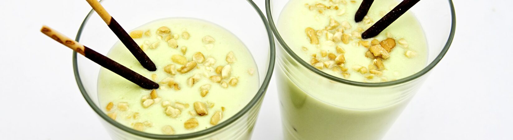 Mandelmilchshake mit Banane, Quark und Pistazien