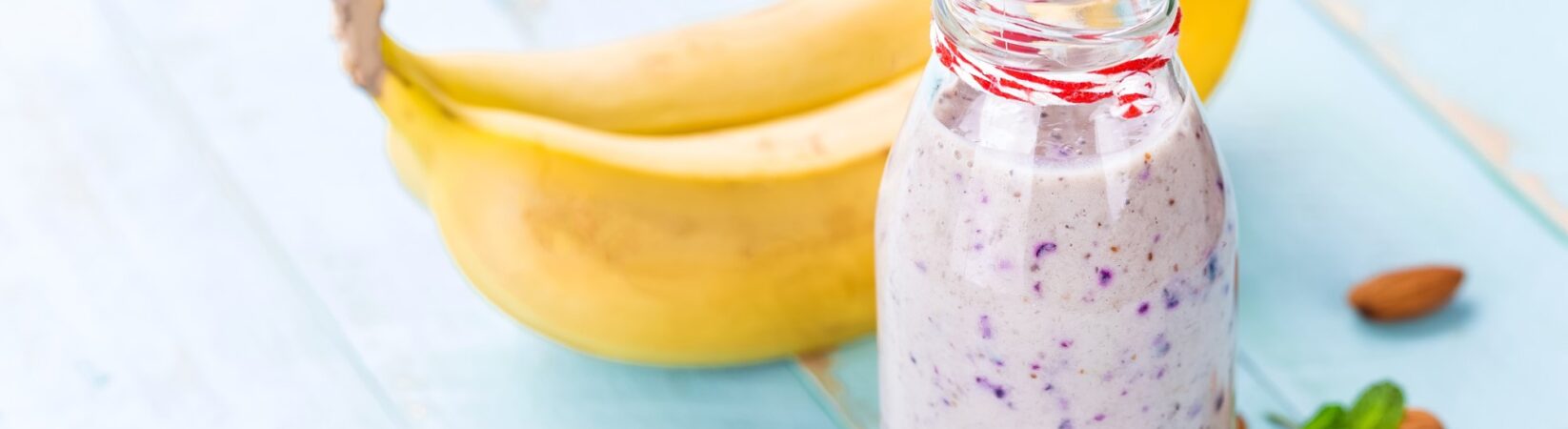 Mandelmilchshake mit Quark, Beeren und Banane