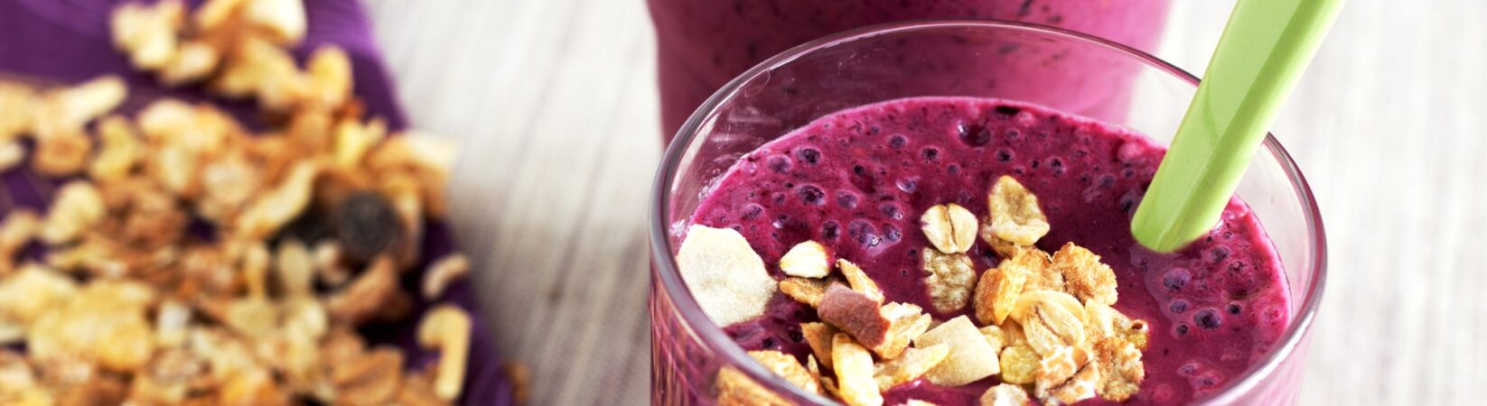 Blaubeershake mit Joghurt und Müsli