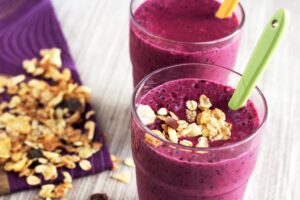 Mandelmilchshake mit Blaubeeren und Haferflocken