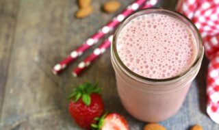 Mandelmilchshake mit Quark, Erdbeeren und Haferflocken
