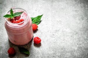 Milchshake mit Quark und Himbeeren