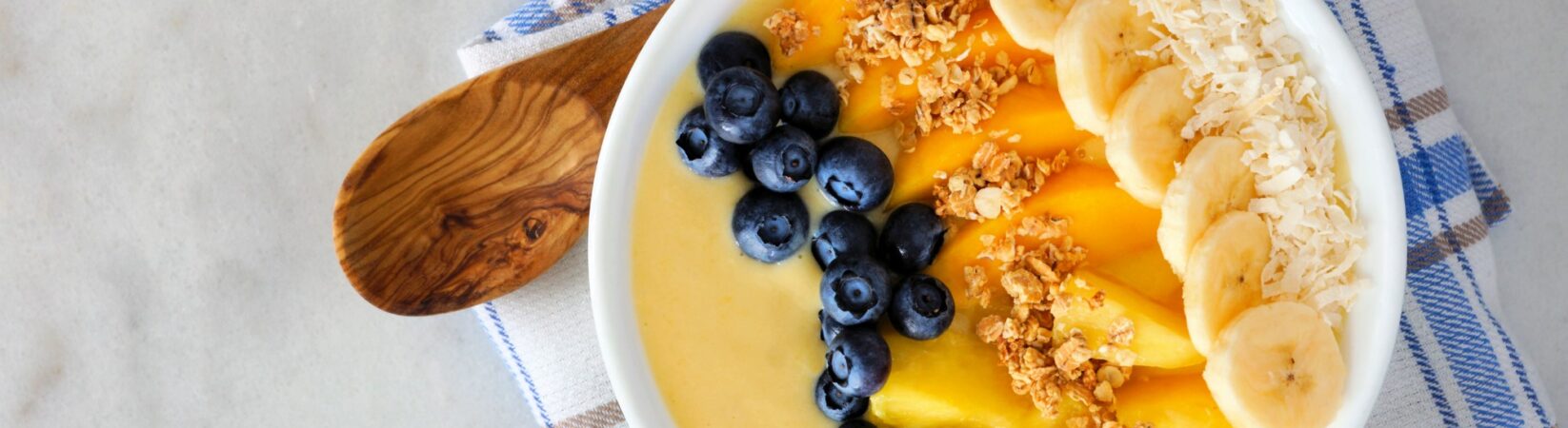 Mango-Joghurtbowl mit Ananas, Banane und Blaubeeren