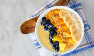 Mango-Joghurtbowl mit Ananas, Banane und Blaubeeren