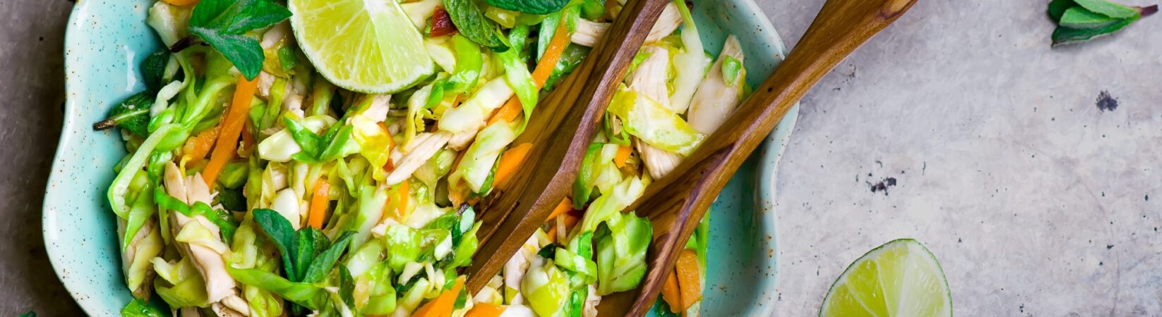 Mangold-Chinakohl Salat mit Huhn und Möhren