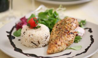 Marinierte Hühnerbrust mit Wildreis und Feldsalat Marinierte Hühnerbrust mit Wildreis und Feldsalat