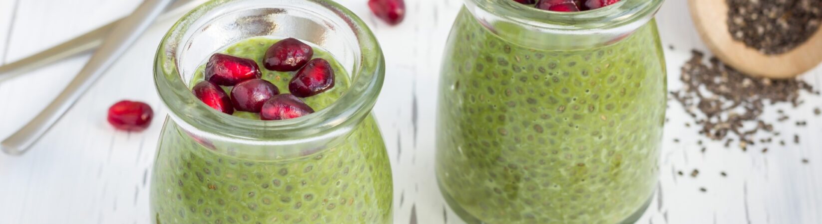 Matcha-Chiasamenpudding mit Granatapfelkernen