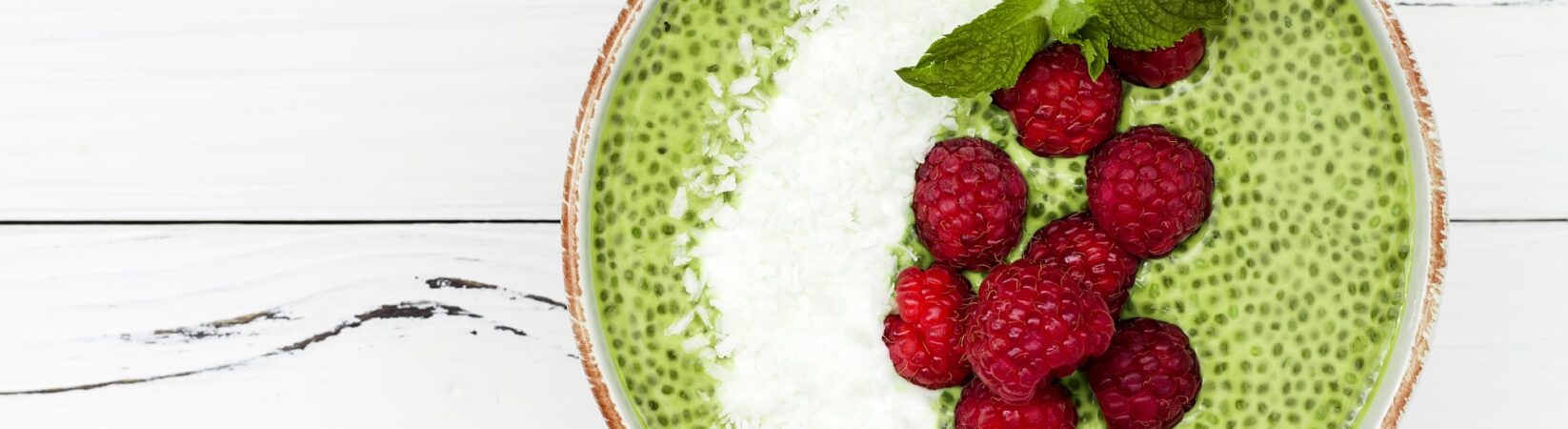 Matcha-Chiasamenpudding mit Himbeeren und Kokosraspeln