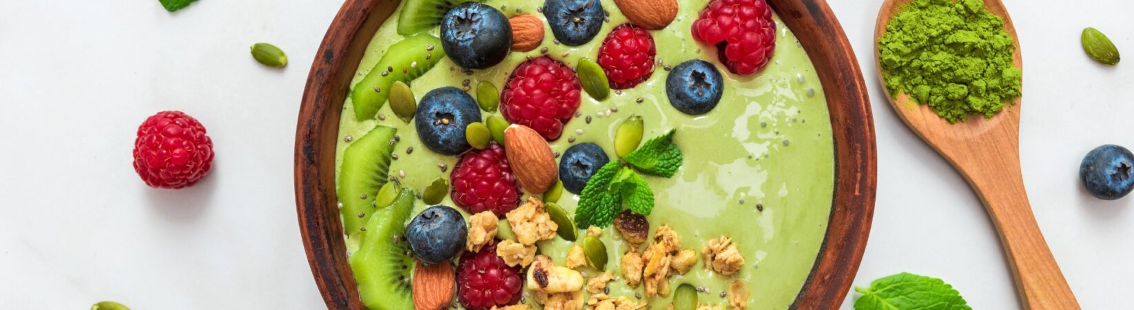 Matcha-Smoothie-Bowl mit Avocado und Kiwi