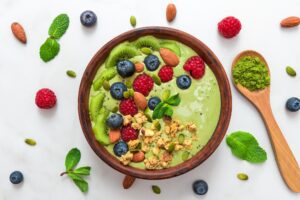 Matcha-Smoothie-Bowl mit Avocado und Kiwi