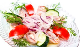 Matjessalat mit Gurke, Zwiebel, Tomate und Dill