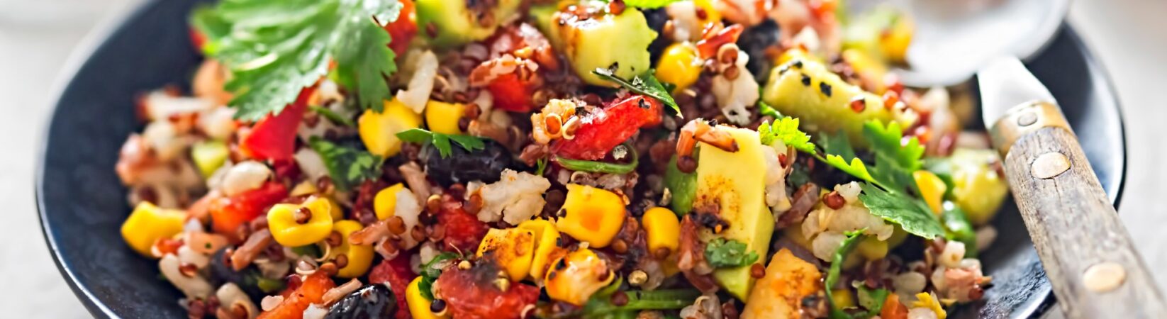 Mexikanischer Reissalat mit Quinoa, Mais und Kidneybohnen