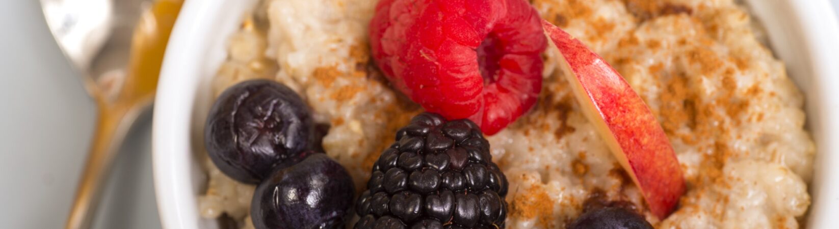 Apfel-Milchreis mit Beeren und Zimt