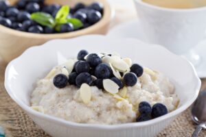 Blaubeer-Milchreis mit Banane und gehobelten Mandeln