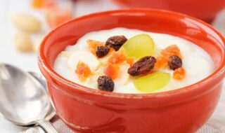 Milchreis mit Banane, Trauben, Mandeln, Datteln und Rosinen Milchreis mit Banane, Trauben, Mandeln, Datteln und Rosinen