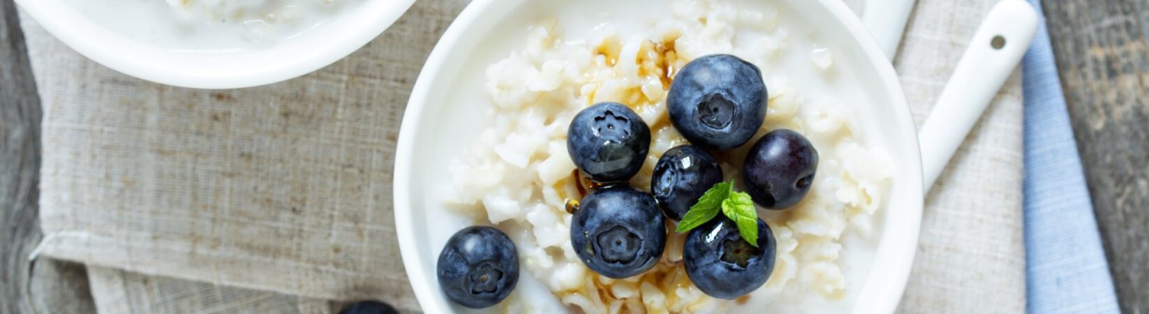 Milchreis mit Banane und Blaubeeren