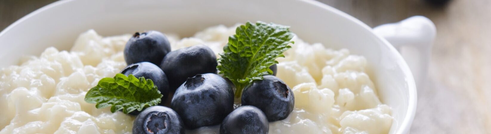 Milchreis mit Blaubeeren und Banane