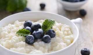 Milchreis mit Blaubeeren und Banane Milchreis mit Blaubeeren und Banane