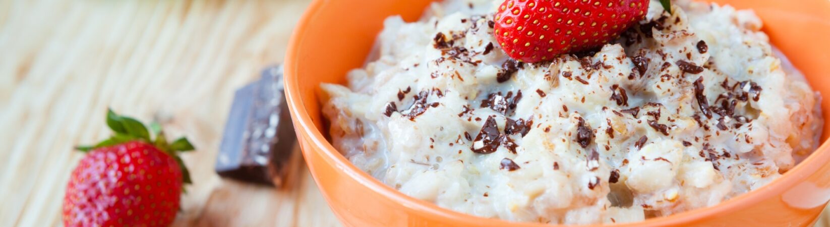 Milchreis mit Erdbeeren, Mandeln und Schokoraspeln