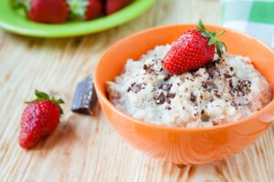 Milchreis mit Erdbeeren, Mandeln und Schokoraspeln