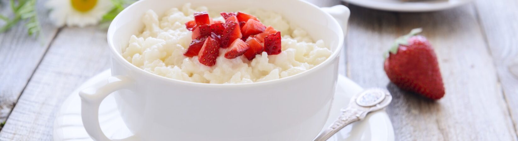 Milchreis mit Erdbeeren und Banane