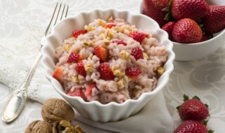 Milchreis mit Erdbeeren und Walnüssen Milchreis mit Erdbeeren und Walnüssen